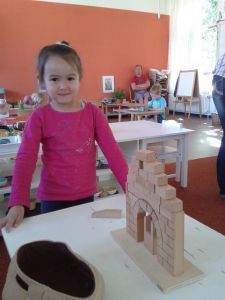 2015-07-21 Chloe bouwt Romeinse boog