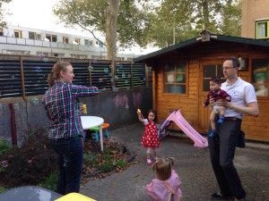 2014-09-28 Kids spelen met Josephine in de tuin2