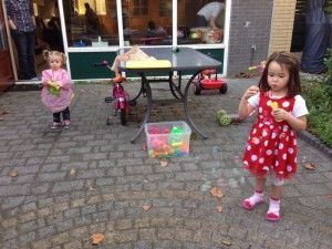 2014-09-28 Kids spelen met Josephine in de tuin3