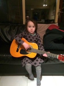 2015-01-27 Chloe met haar nieuwe gitaar5