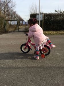 2015-03-05 Chloe fietst al aardig lekker1