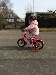 2015-03-05 Chloe fietst al aardig lekker2