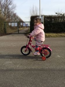 2015-03-05 Chloe fietst al aardig lekker3