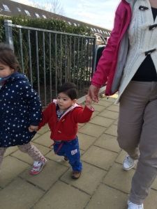 2015-03-30 Kids lopen met mama naar huis1