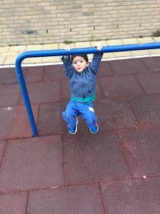 2015-06-23 Sylvain hangt even rond buiten de creche1