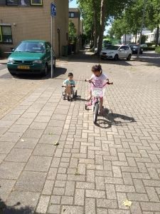 2015-07-18 Kids fietsend naar de speeltuin1