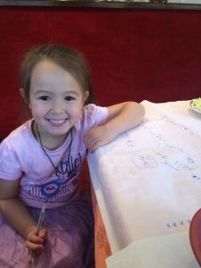 2015-08-09 Chloe schrijft op tafel bij Ming Kee4