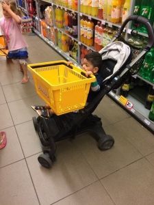 2015-08-20 Sylvain helpt bij boodschappen5