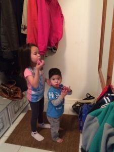 2015-08-26 Kids poetsen samen hun tanden4