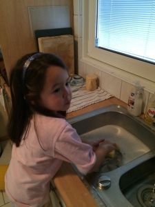 2015-09-12 Chloe doet de afwas1