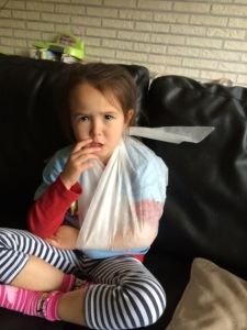 2015-09-18 Chloe breekt haar arm01
