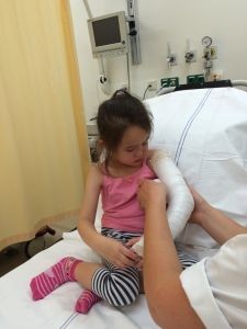 2015-09-18 Chloe breekt haar arm24