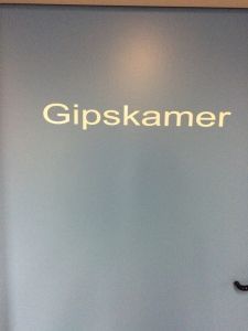 2015-09-25 Chloe krijgt nieuw gips02