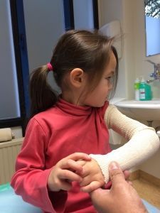 2015-09-25 Chloe krijgt nieuw gips06