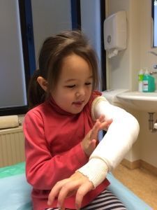 2015-09-25 Chloe krijgt nieuw gips10