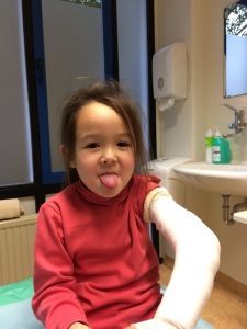 2015-09-25 Chloe krijgt nieuw gips14