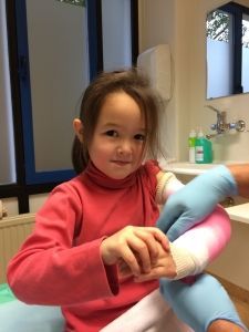 2015-09-25 Chloe krijgt nieuw gips17