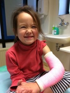 2015-09-25 Chloe krijgt nieuw gips29