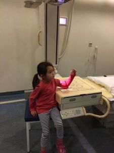 2015-09-25 Chloe krijgt nieuw gips37