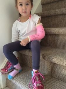 2015-09-26 Chloe strikt veters met gebroken arm5