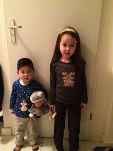 2015-12-11 Kids met nieuwe trui van oma1