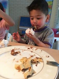 2016-07-06 Kids eten pannenkoeken3