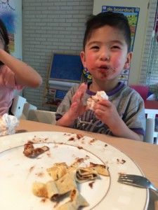 2016-07-06 Kids eten pannenkoeken4