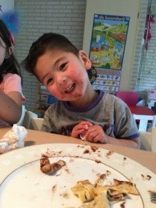 2016-07-06 Kids eten pannenkoeken5