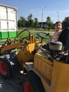 2016-08-27 Sylvain rijdt op wiellader9